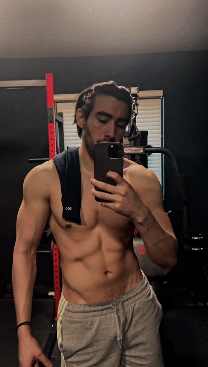 MrFerruzca's tweet photo. Feliz año nuevo papus en este 2025 empiezo mi onlyfans a monetizar hard 😛😛 que se les cumplan todos sus deseos por cierto me voy a poner mamadisimo 🤓 https://t.co/zCAjaMROIl