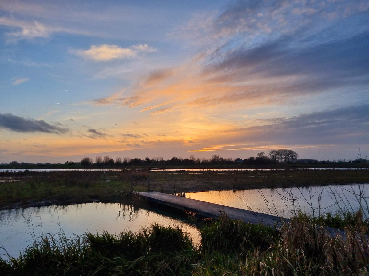 Over de brug het nieuwe jaar in. Ik wens jullie een schitterend, gelukkig en gezond #2025 toe. Fijne #nieuwjaarsdag😀 #natuur #landschap #winter #Rhenen #ElstUt #Elsterbuitenwaard #zonsondergang #mooieluchten