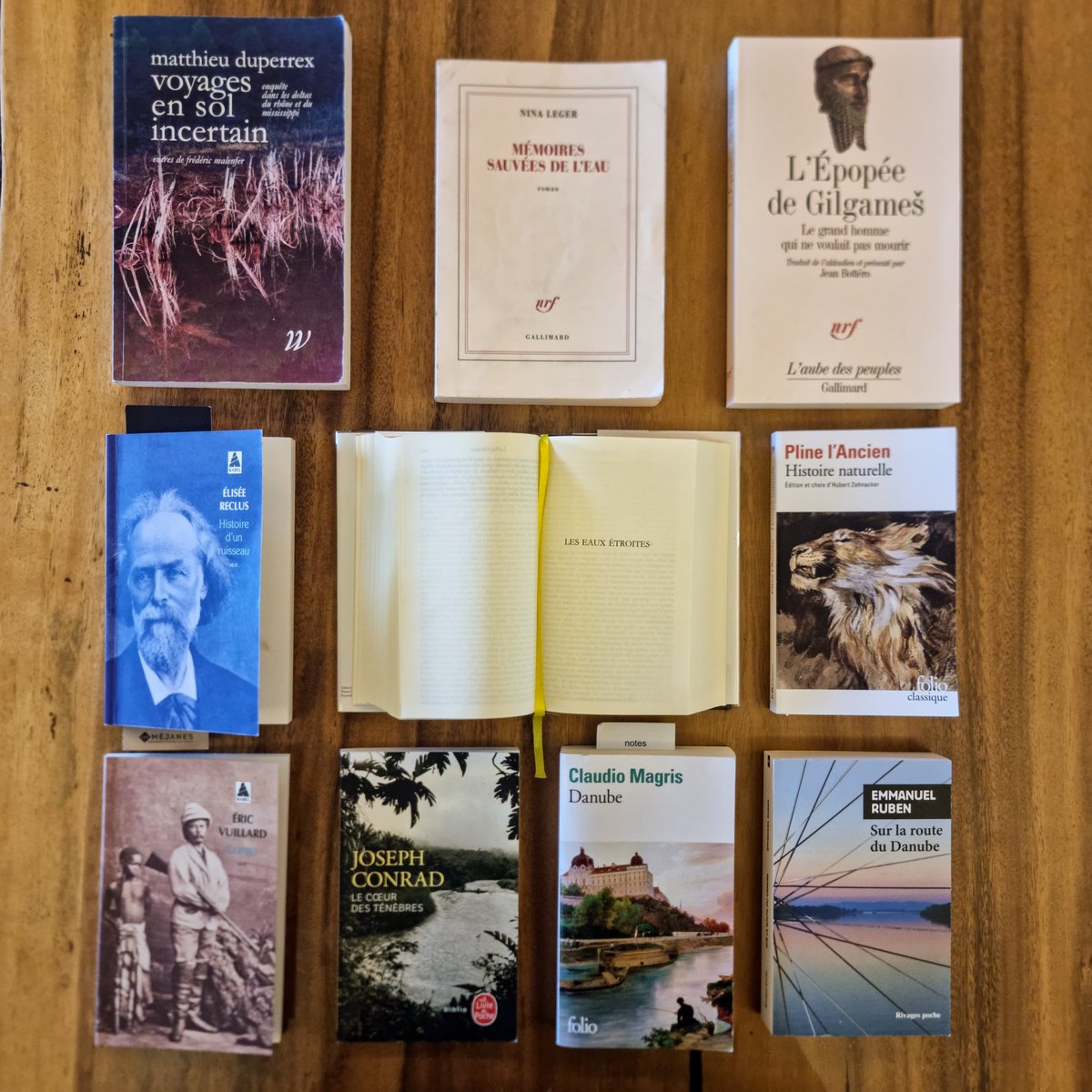 2025 où il sera question de l'eau qui coule du haut vers le bas, qui parfois s’interrompt, parfois déborde, parfois remonte la pente, parfois sent la pierre, parfois les pins, parfois les orangers, parfois donne envie de vomir.