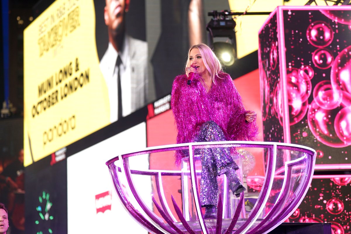 headlineplanet's tweet photo. Carrie Underwood performing during New Year's Rockin' Eve (Al Drago/ABC) https://t.co/HaxajYTgIl