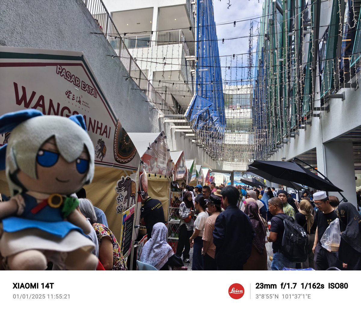 CirnoFumoTan's tweet photo. "Happy New Year!"
And Baka Tan was at the local Chinese Muslim Food Festival at 1Utama earlier.
She loves the food and the spiciness as well.
Where's Yuyuko? She's asleep.
#cirnotan #cirno #touhou #fumo #plushie #oneutama https://t.co/orp6S5hxWU