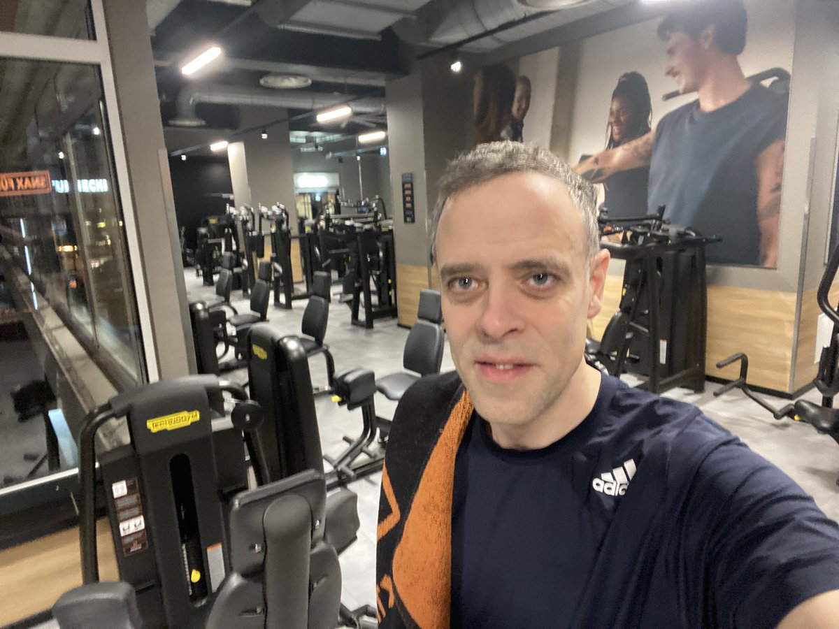 …ich weiß ja nicht, wie bei Euch das neue Jahr angefangen hat. Bei mir jedenfalls mit guten Vorsätzen und quasi als erster im gym. Und draußen wird noch geböllert. Chacun à son goût. Auf ein gestaltungsreiches 2025, Euch die besten Wünsche ☘️🍾