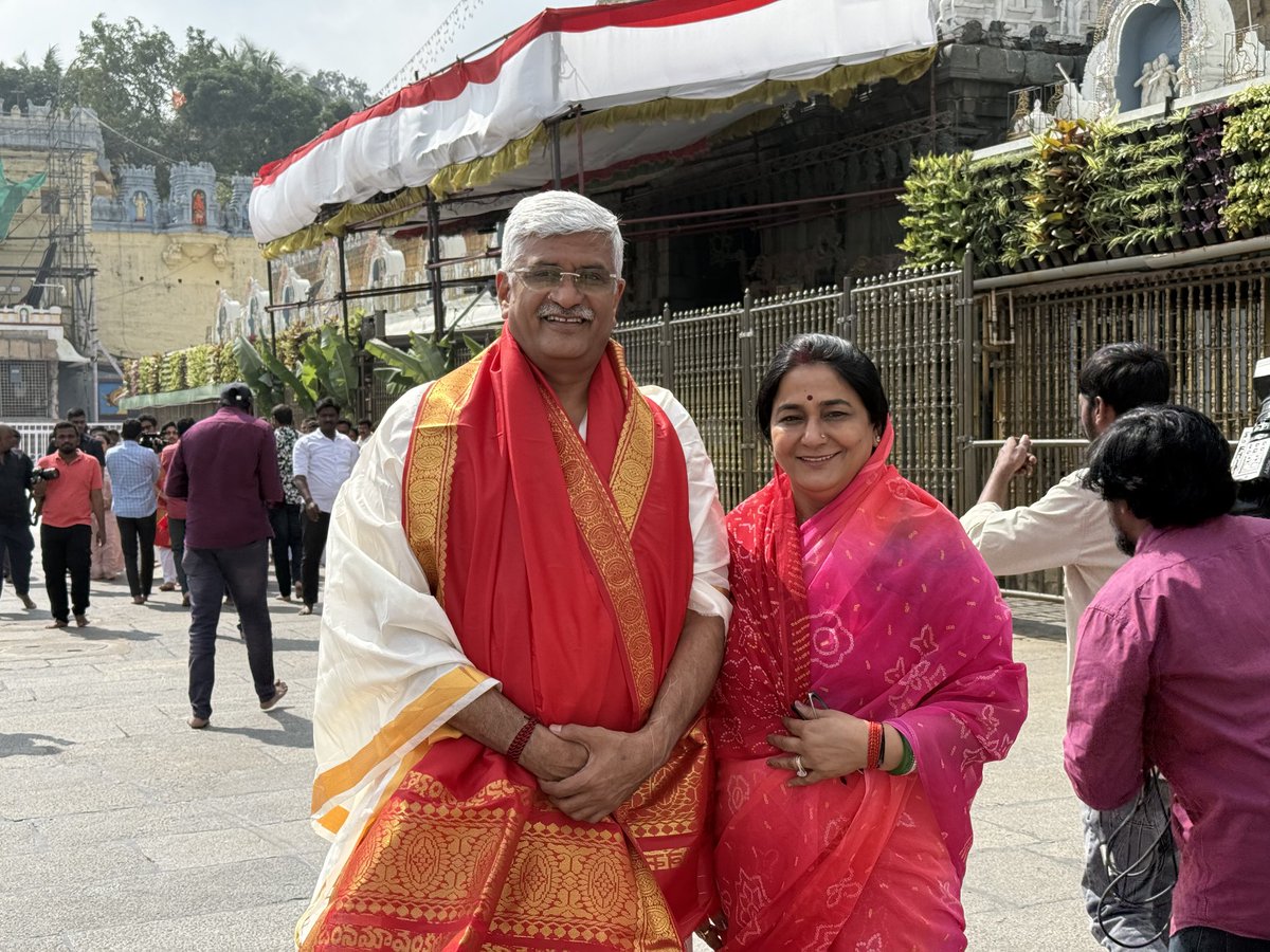 gssjodhpur's tweet photo. “ॐ श्री वेंकटेश्वराये नमो नमः.
श्रीमन नारायण नमो नमः.
तिरुमल तिरुपति नमो नमः.
जय बालाजी नमो नमः” 

नव वर्ष भगवान तिरुपति बालाजी के चरणों में समस्त मनोभावों के समर्पण से प्रारंभ हुआ।
संसार के स्वामी भगवान वेंकटेश्वर भारत पर
अपनी छत्रछाया बनाए रखें। 
तिरुमाला का यह अलौकिक स्थान वास्तव में  “भूलोक वैकुंठम” है।