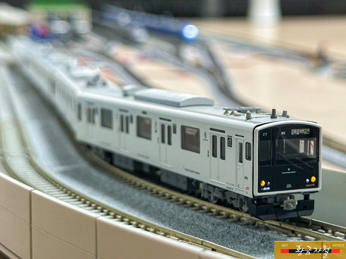 ADV4084's tweet photo. 출근 전 모형구동

- EF510-301 + 코기 12량 (컨테이너)
- JR규슈 305계 전동차
- JR규슈 305/303계 전동차 교행 https://t.co/SAemf790oy
