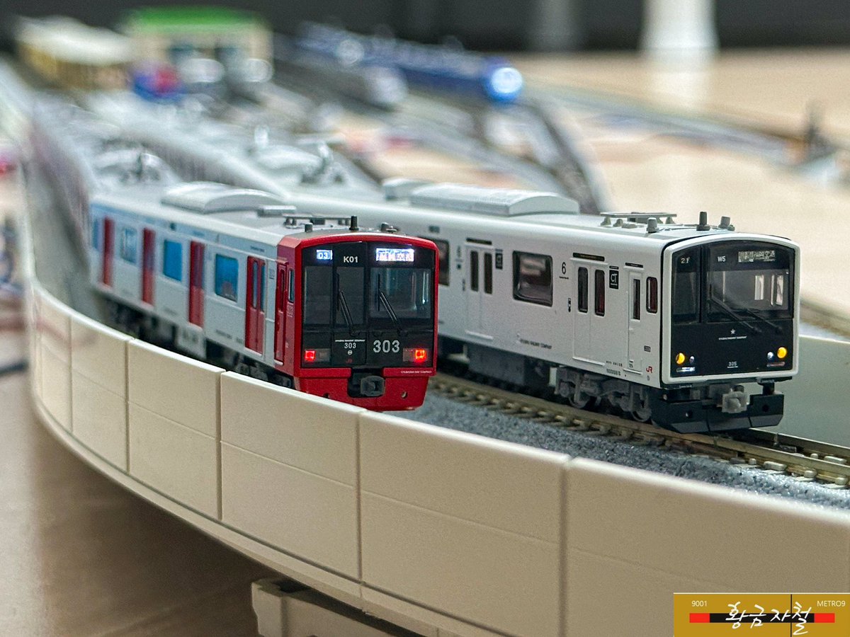 ADV4084's tweet photo. 출근 전 모형구동

- EF510-301 + 코기 12량 (컨테이너)
- JR규슈 305계 전동차
- JR규슈 305/303계 전동차 교행 https://t.co/SAemf790oy