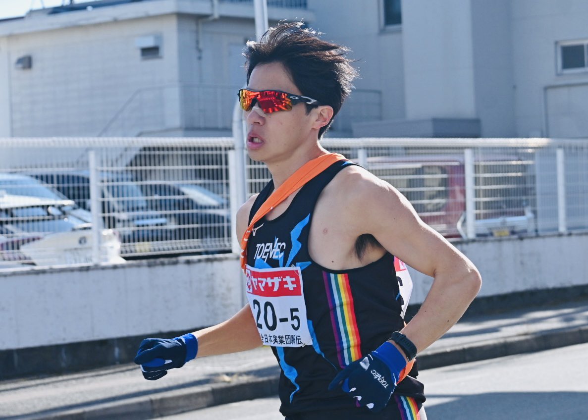 panda_neco125's tweet photo. 2025/1/1
ニューイヤー駅伝 5区
山中秀真 選手(トーエネック)

5区は毎年風も強いし、ベテランの選手を配置するチームが多い中、ルーキーで結構難しいコースを任されていてすごいなーと思いました☺️ニューイヤー駅伝デビュー、応援できてよかった！ https://t.co/Llijgq2DsI