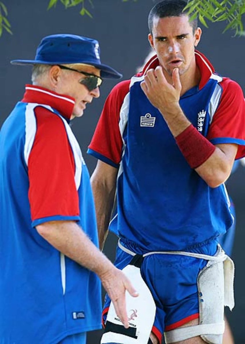 BishOnTheRockx's tweet image. [THREAD]

First thread of the year. Hope it doesn’t turn out to be a boring one. 
This is a tip shared by Duncan Fletcher to Kevin Pietersen on “The Guardian” when Pietersen was failing badly during RSA tour in 2009/10. 
This thread is about batter&apos;s extravagant knee bend.

1/