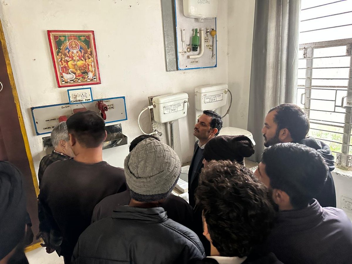 directorskilljk's tweet photo. Director Skill Development J&amp;K  along with JD Jammu visited ITI Samba and Hiranagar on  31/12/24 and instructed HoIs to provide training to the trainees in such a way that trainees are industry ready by the time they pass out from the institute. https://t.co/OsDzLwOO14
