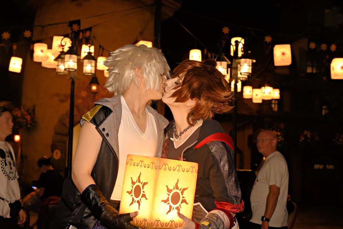 seiphcos's tweet photo. Happy New Years Everyone!! 🎊❤️💙

Riku: @PixelBoyCos 
Sora: me :3
#kingdomhearts #soriku #sora #riku https://t.co/8qfgHsnWYQ