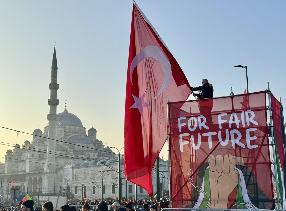 Tüm dünyanın uyuduğu bu sabahtan insanlığa sesleniyoruz.

#ForFairFuture