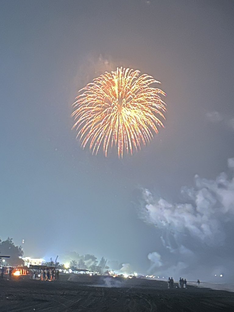 RobertCH_'s tweet photo. Que nos vaya bonito. #HappyNewYear2025 https://t.co/aA26hchLIO