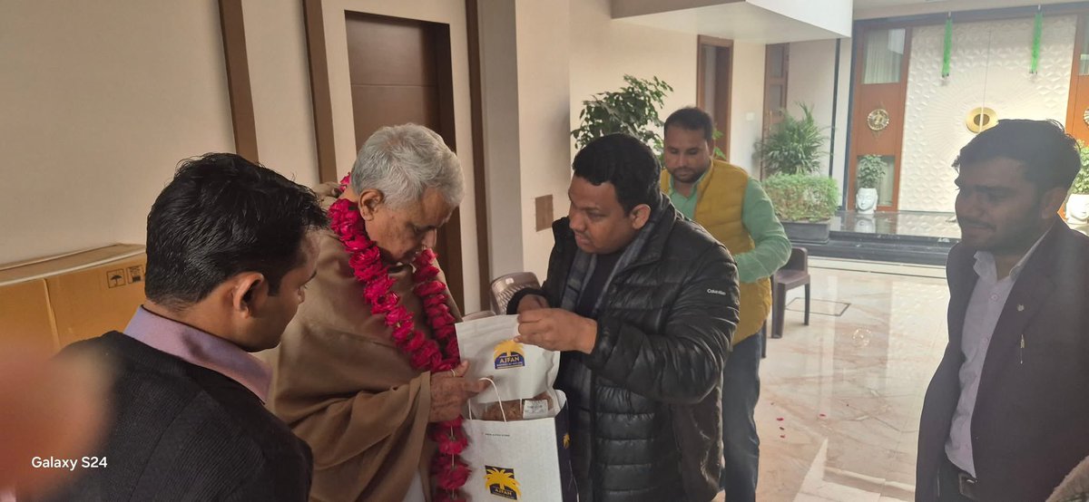 DhundhiRamMeena's tweet photo. आज नव वर्ष के शुभ अवसर पर आदरणीय गुरुजी डॉ @DrKirodilalBJP जी का आशिर्वाद लिया और नव वर्ष की शुभकामनाये दी जय जननायक बाबा आप का आशिर्वाद बना रहे 
Happy new year 2025 https://t.co/0OXWz1ooCJ