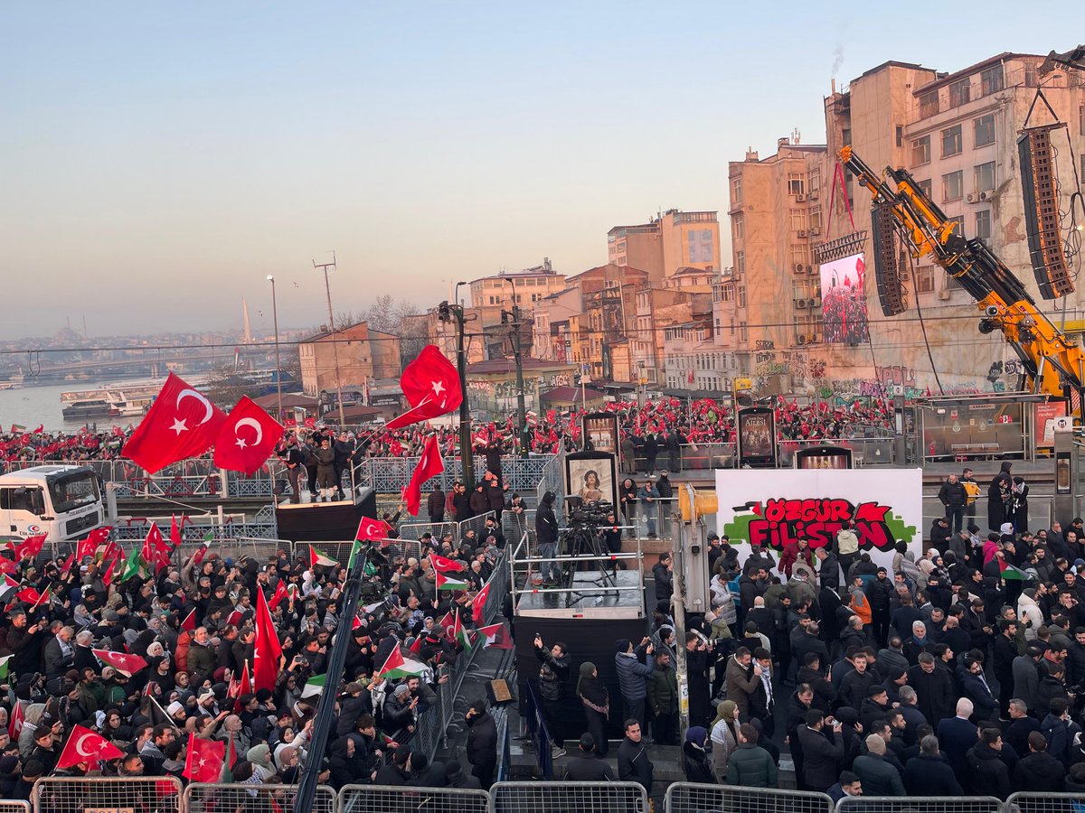 Yüzbinlerle birlikte, insanlığın sesini dünyaya haykırıyoruz:
Nehirden denize özgür Filistin!🇹🇷🇵🇸
#ForFairFuture