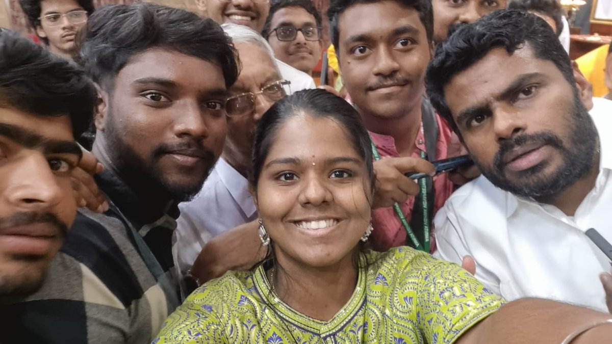 SanghiPrince's tweet photo. மூன்று வருடம் சோசியல் மீடியாவில் ஆதரவு,..இந்த முறை பாராளுமன்ற தேர்தல் களப்பணி 

என எதையும் எதிர்பார்க்காமல் வேலை செய்த செய்த தங்கையின் செல்பி ஆசையை நிறைவேற்றிய அண்ணாமலை அண்ணா❤️ @GirlFromSalem https://t.co/rUICpI2FDh