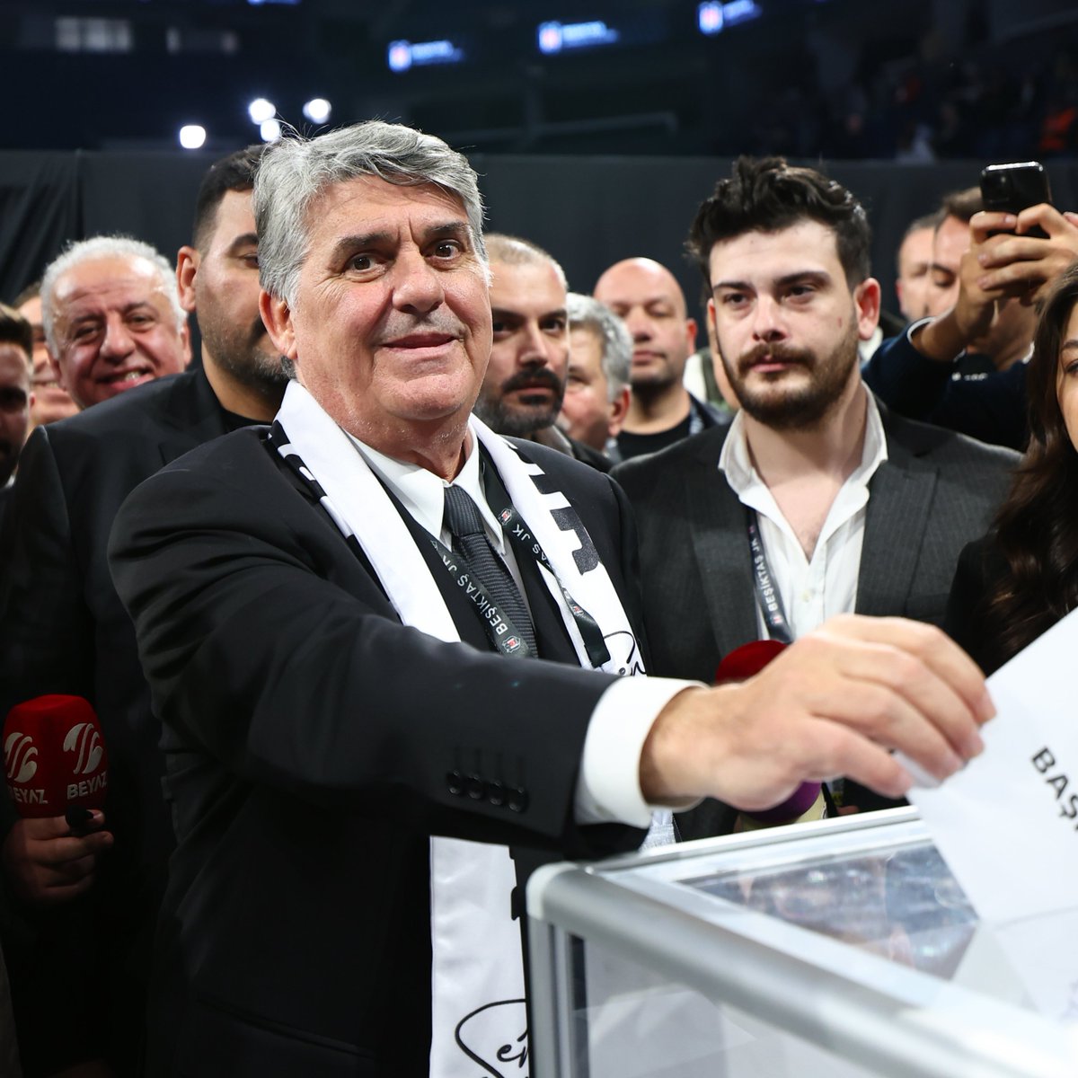 KartalRecord's tweet photo. Serdal Adalı: "İstanbul Havalimanı’nın sağ yanında yer alan 600 dönümlük çok güzel bir arazi var. Buranın sahibi, 75 yaşında, Amerika’da faaliyet gösteren Türk inşaat firmasının da kurucusu Mustafa Bey’i saygıyla selamlıyorum. Aramızda sözleştik. Orada 120 dönümlük alanı kulübümüzün sportif tesislerine ve etkinliklerine ayıracağız. Geri kalan 480 dönümlük arazide 250 villa, ayrıca konutlar inşa edeceğiz. Beşiktaş’ın borç yükünü çok hafifletecek, inşallah ortadan kaldırabilecek bir proje… Beşiktaş’ın dününü, gününü ve geleceğini kurtaracak projedir. Heyecanla uygulamaya geçiyoruz."