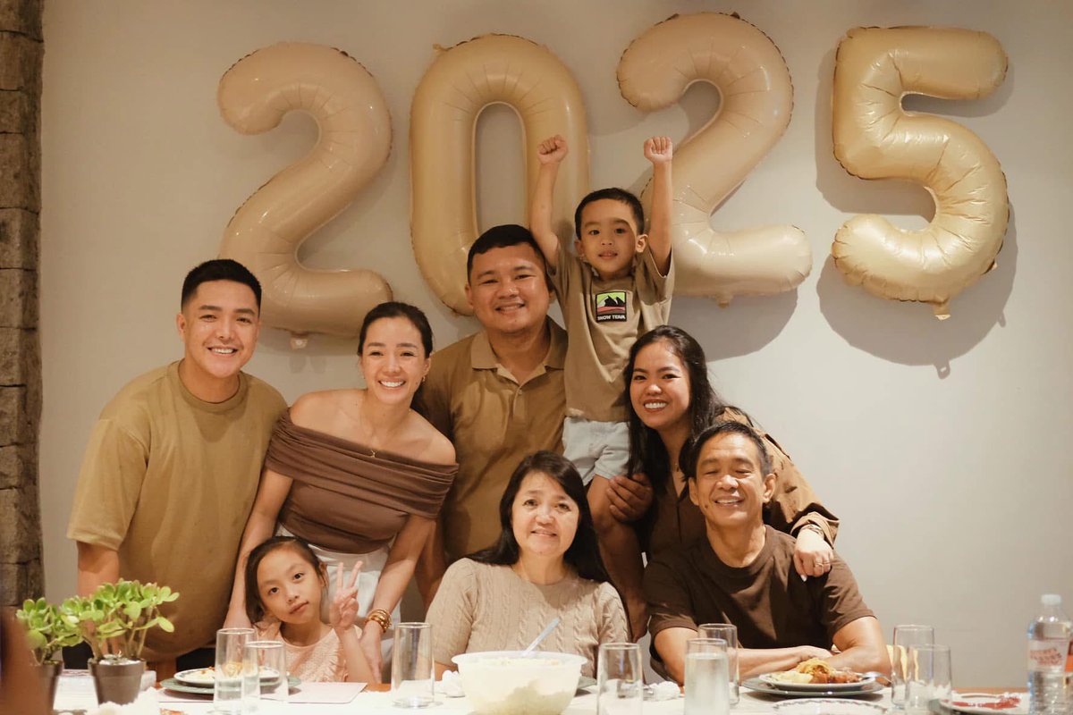 azcheeese's tweet photo. Happy New Year 🎆🎇☘️ https://t.co/mUxMSs3MsB