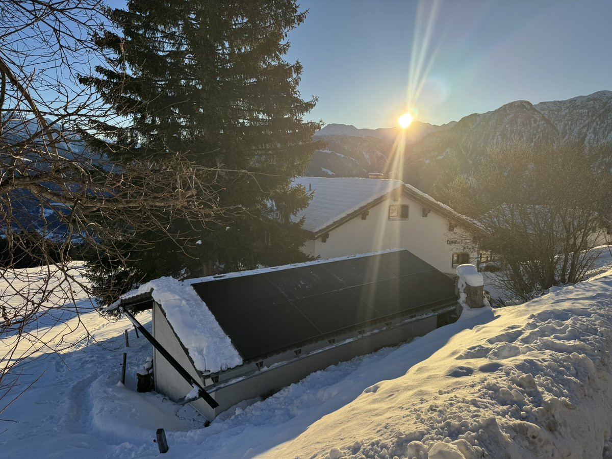 tomdawon's tweet image. Ich wusste nicht genau wie gut PV auf 1550m.ü.m funktionieren würde - insbesondere im Winter! Aber dank #selbstbau war das Risiko tief, da sehr günstig. Nun Fazit nach einem vollen Monat: 23.86 kWh/kWp in den Bergen vs. 15.06 kWh/kWp zuhause! Wow!! Mit 2x ~20kWp 🤩 #pvbuddies