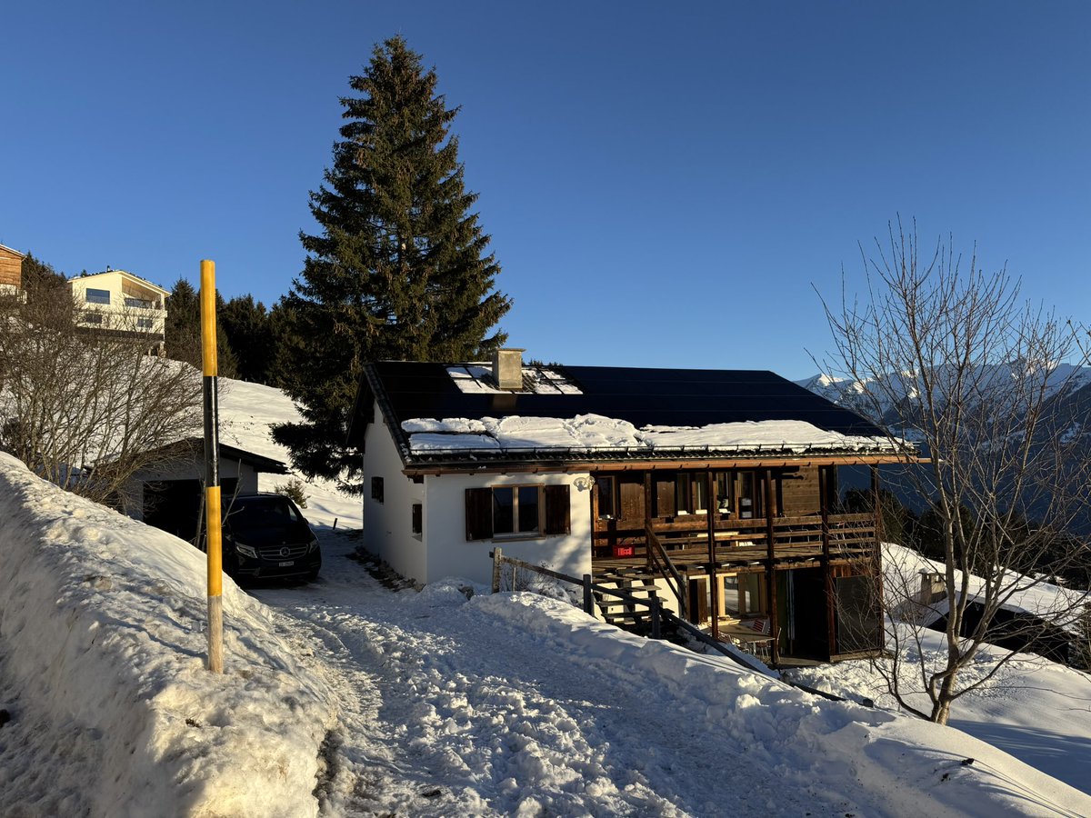 tomdawon's tweet image. Ich wusste nicht genau wie gut PV auf 1550m.ü.m funktionieren würde - insbesondere im Winter! Aber dank #selbstbau war das Risiko tief, da sehr günstig. Nun Fazit nach einem vollen Monat: 23.86 kWh/kWp in den Bergen vs. 15.06 kWh/kWp zuhause! Wow!! Mit 2x ~20kWp 🤩 #pvbuddies