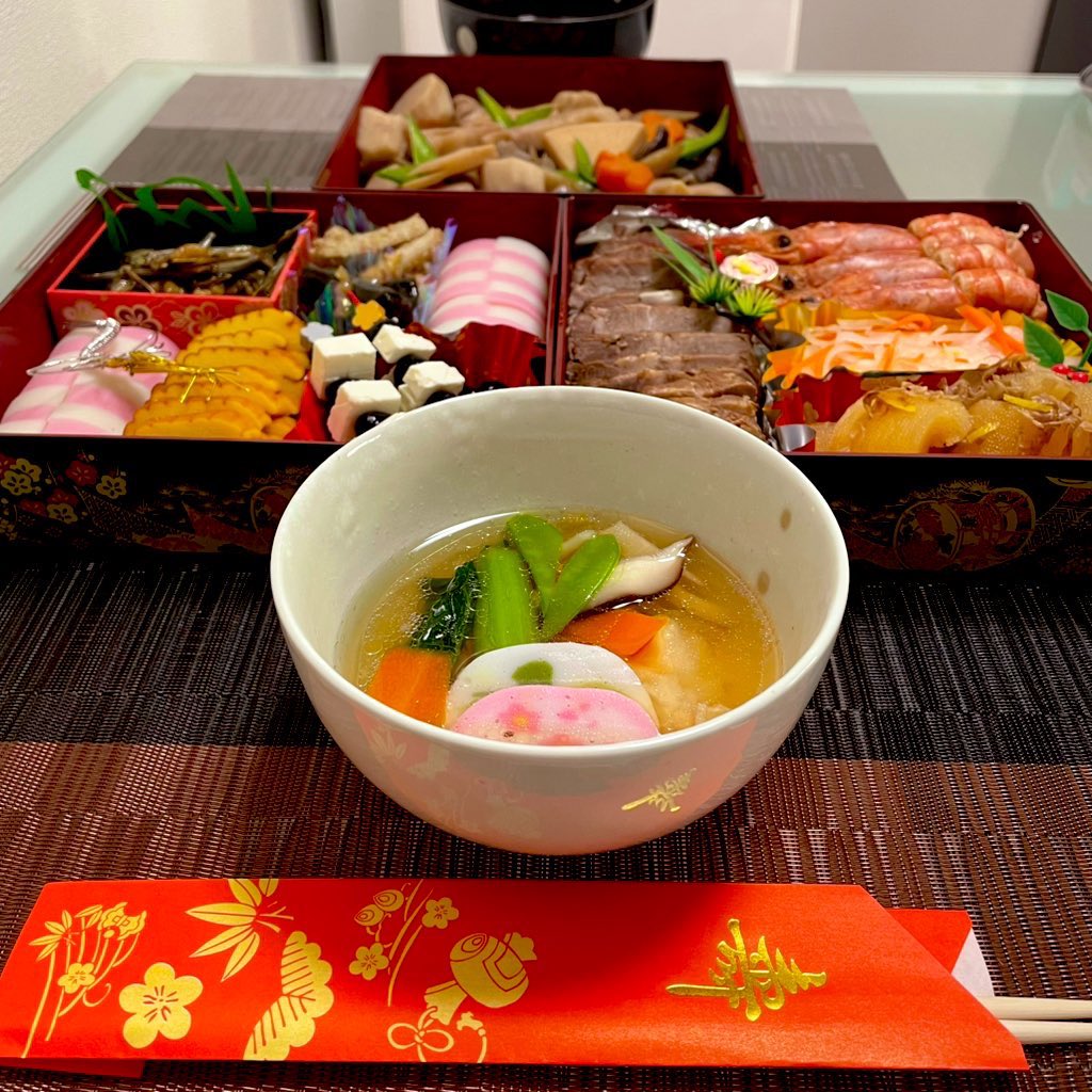 Chun_Cooking's tweet photo. 新年あけましておめでとうございます🎍
2025年もよろしくお願いいたします·͜· ♡

今年は職場の分もおせち作ったから
年末疲れすぎて泣きそうだった🥹

黒豆、昆布巻、伊達巻は買ってきたやつ🙈

 #あけおめ2025  #おせち  #手作りおせち  #よいお年を  #ちゅんめし https://t.co/Qth1MypzDP