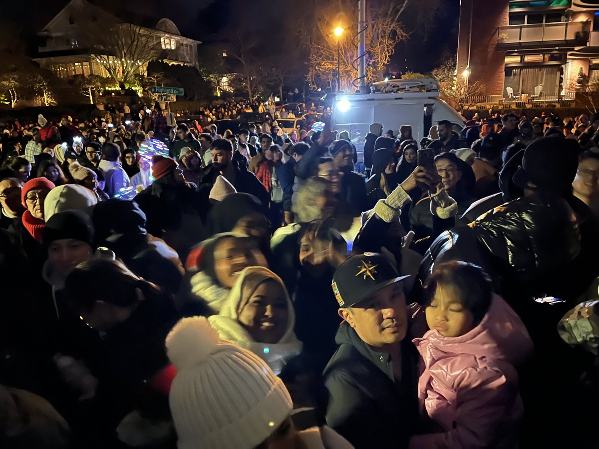 dianelewis48's tweet photo. People are climbing on cars and their friend’s shoulders to catch a glimpse of the @space_needle #NYESeattle https://t.co/TzJWerBZaA