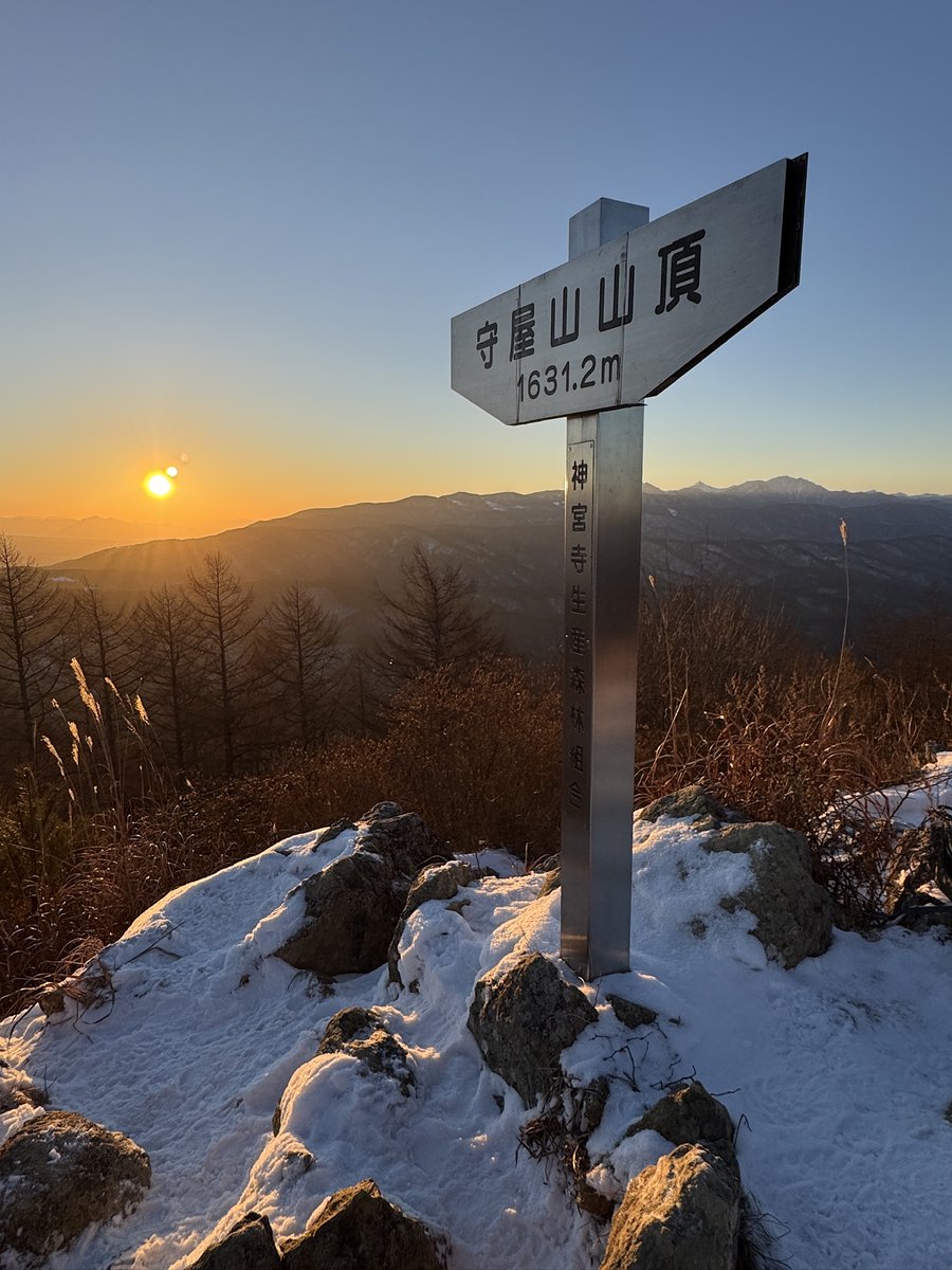 yui_cherry2068's tweet photo. 御来光を拝みに元旦未明から山歩
３６０度見渡せる絶好の快晴、幸先のいい山初めとなりました😌
中央アルプスのモルゲンロートが美しかったです！
#守屋山
#中央アルプス
#モルゲンロート https://t.co/wCUbbll2Q8