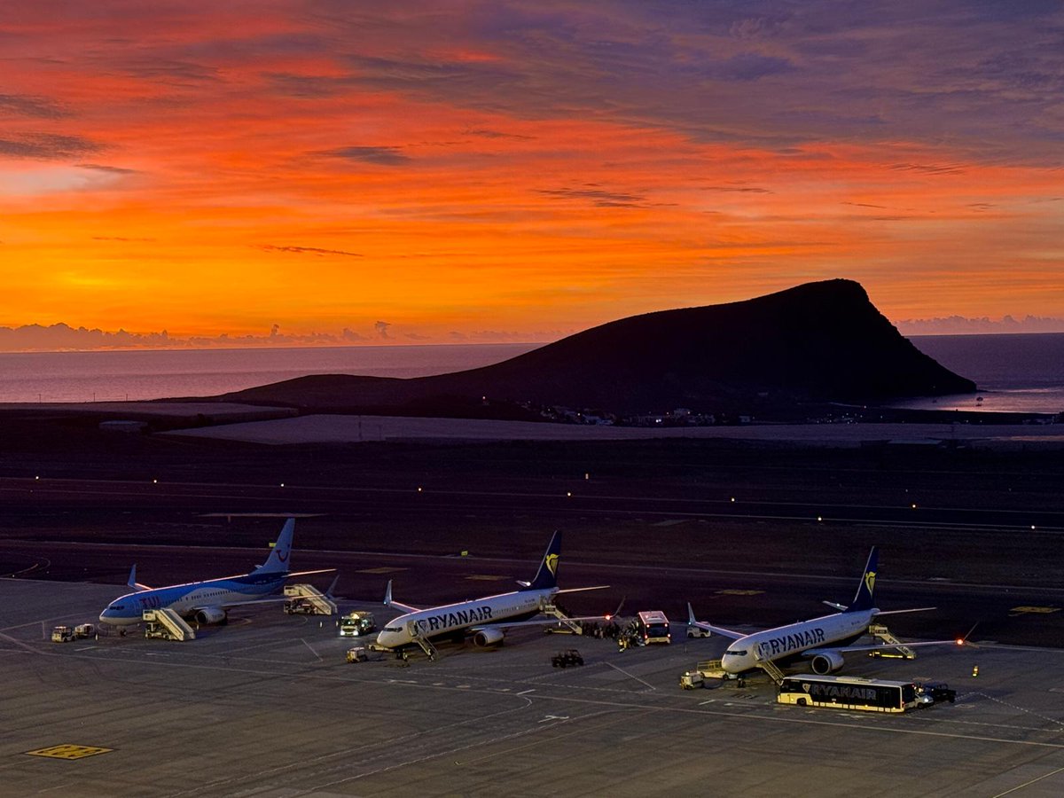 Buenos días, buenos vuelos y feliz año desde la torre de control del aeropuerto de #Tenerife Sur ❤️
#Feliz2025