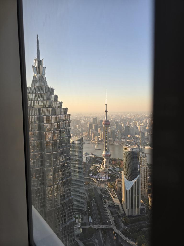 房间窗外是高楼，窗内也是高楼。上海的体育生榨汁机太给力了，坐奸我还射我一身，当然爸爸也把精液全喷里面了。2025新年快乐，大家注意安全，性生活愉悦哈～