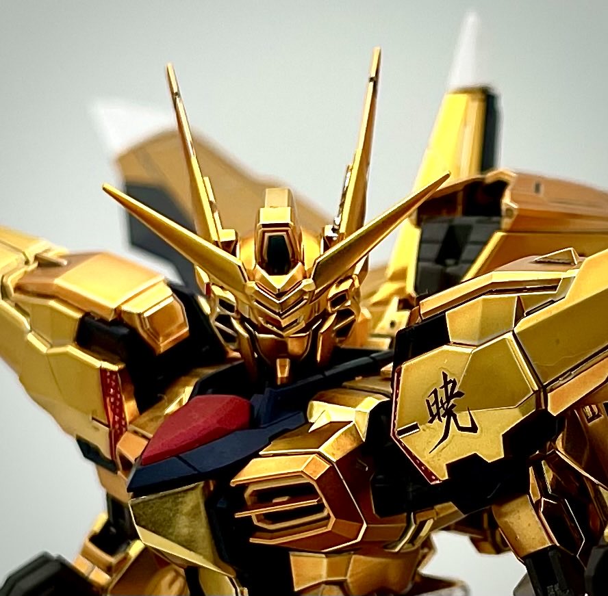 RGアカツキ金メッキ部分に半光沢クリアを吹くため、GGXクリアを混ぜて