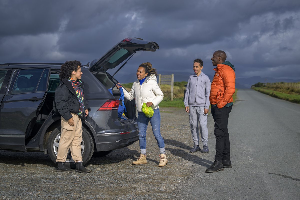 HighwaysSEAST's tweet photo. 👩‍👩‍👧‍👧Traveling to a favourite spot for a wild New Year walk?

 🌬️Be aware, Met Office warns of high winds in places. 

#TRIP Tips: Drive safely, take it easy, and watch for high-sided and vulnerable vehicles. 🏍️🚛 

Need a refresher? ➡️ https://t.co/UZvyDCYzs0 

#WeatherReady #TRIP https://t.co/muQOYYop1z