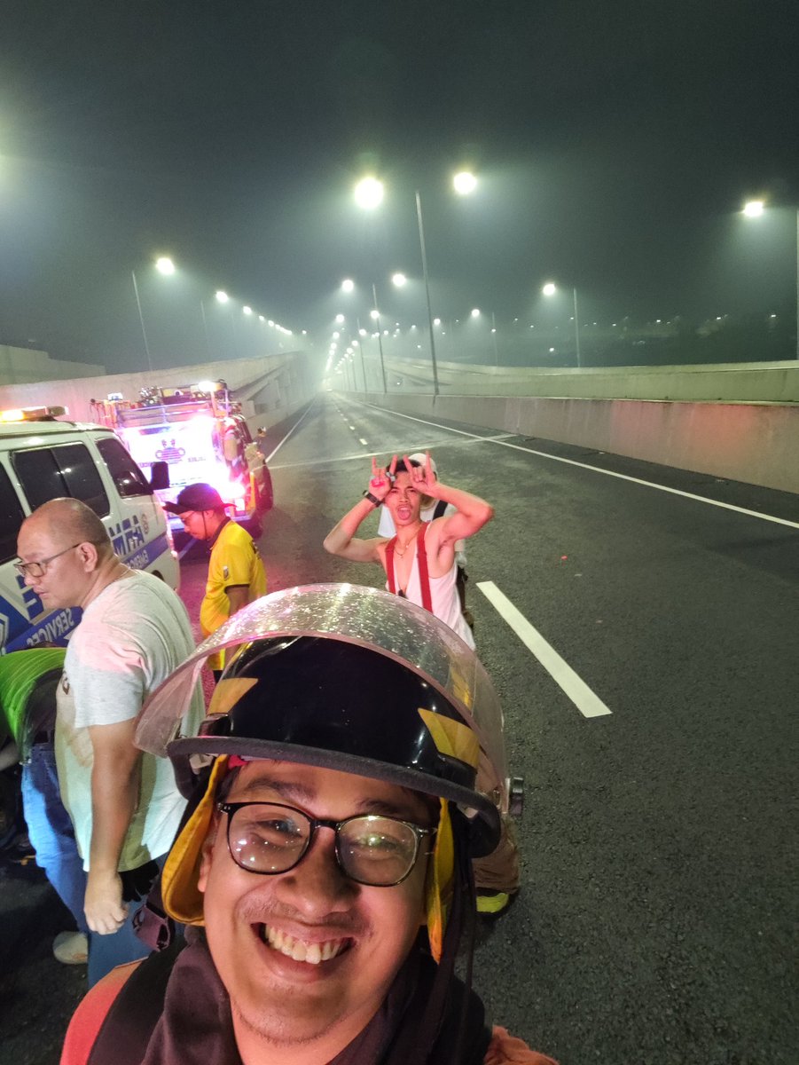 markydenb's tweet image. We spent our new year at Skyway. While we are responding to Malabon to a 3rd fire alarm involves commercial establismeny. Suddenly our ambulance convoy dislodges its back tire. Thankfully we are all safe. Have a safe 2025 everyone ♥️