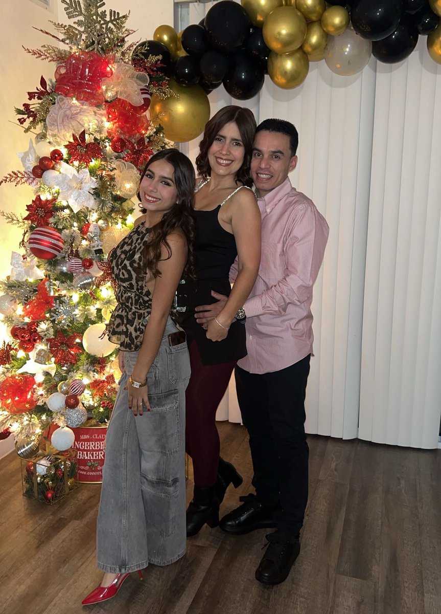 🎆Feliz Año Nuevo son mis más sinceros deseos para todos los que me siguen por esta plataforma. Agradecido con Dios por todo lo vivido y aprendido en el año 2024🙏🏼. Que Dios nos bendiga y nos conceda mucha salud, unión, felicidad, provisión y vida en abundancia en este 2025🎆