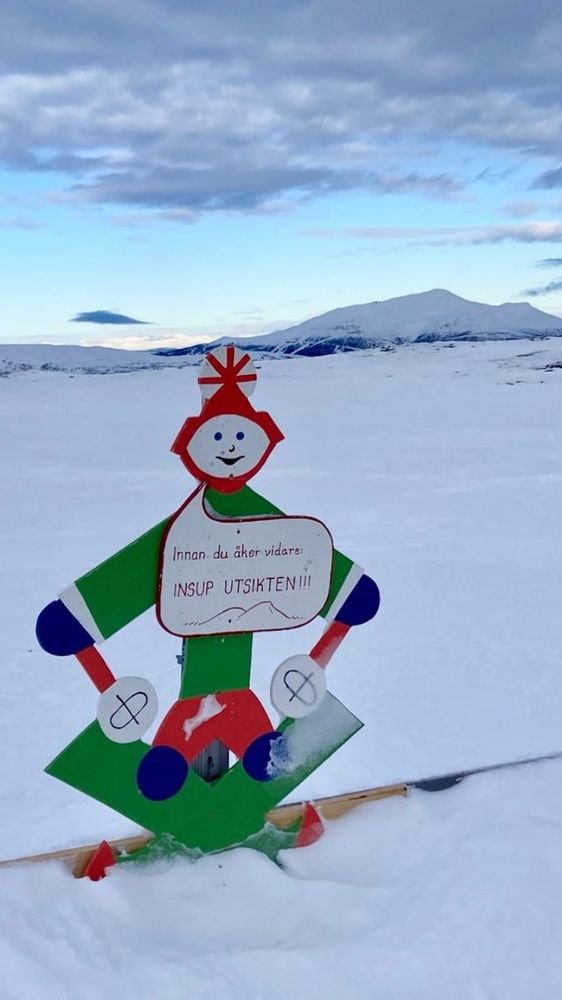 Happy New Year folks! I’m rubbish at coming up with New Year’s resolutions so I’m stealing my 2025 one from this signpost at the top of a ski lift in Sweden. Loosely translated it means ‘Before moving on, stop and soak up the view’