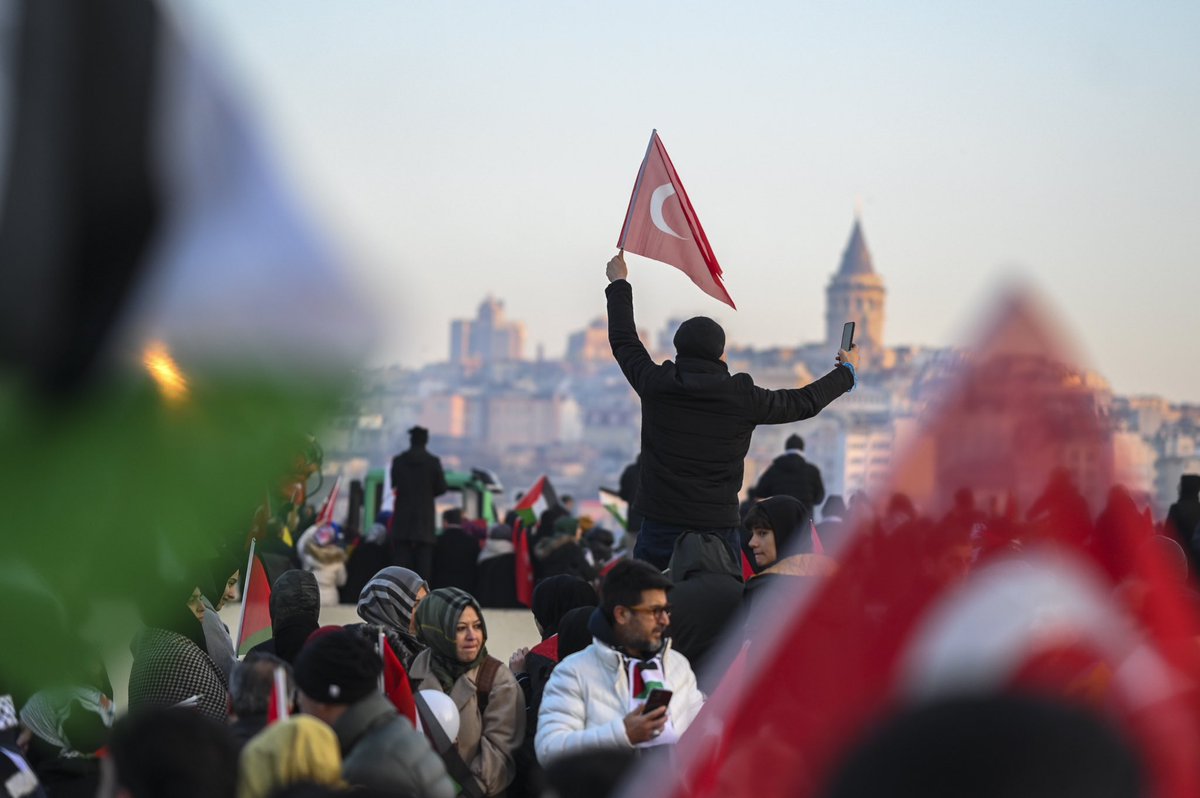 Biliyoruz ki; “Bir güneş doğuyor…”
O güneş dün Ayasofya’da, bugün Emevi Cami’nde nasıl doğduysa; yarın da Mescid-i Aksa’da doğacak. Gazze özgür olacak! Filistin özgür olacak! 🇹🇷🇵🇸

#ForFairFuture
#GalataKöprüsü