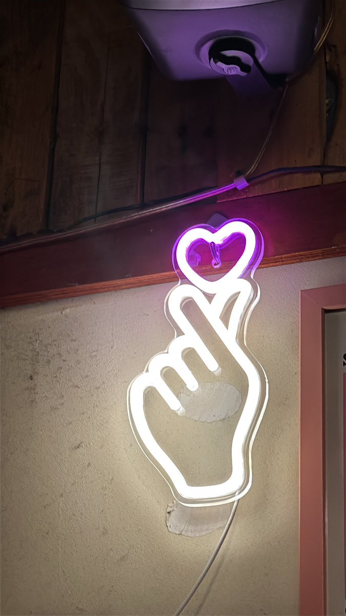 벌써 2025년이군요. 
가게에 방문해주시는 손님들 덕분에 행복한 한해를 보냈습니다 ㅎㅎ
올해는 티케팅다 성공하시고 럭드도 전부 일등 뽑으시고 앨범깡도 성공하시길 바라며 새해복 많이 받으세요!