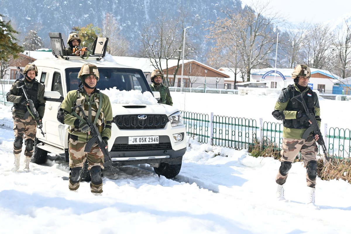 CISFHQrs's tweet image. जो भरा नहीं है भावों से,
बहती जिसमें रस-धार नहीं।
वह हृदय नहीं है पत्थर है,
जिसमें स्वदेश का प्यार नहीं॥
&quot;संरक्षण एवं सुरक्षा&quot;
#PROTECTIONandSECURITY with #COMMITMENT
@HMOIndia