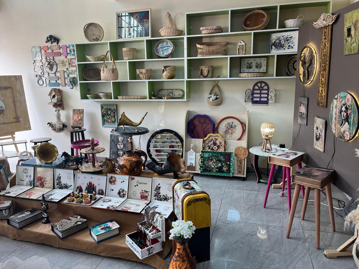 BeyzadeTV's tweet image. 🚨  HATMEK SERGİSİ BÜYÜK İLGİ TOPLADI

#Hatay Büyükşehir Belediyesi (#HBB) Meslek Edindirme Kursları (#HATMEK) kursiyerleri, yaptıkları eserleri büyük bir sergiyle taçlandırdı.

HBB Kültür ve Sosyal İşler Dairesi Başkanlığı bünyesinde faaliyet gösteren #Payas HATMEK’in