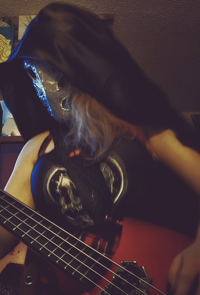 Ember319098's tweet photo. Happy new year! /happy 2025
Decided to get a couple of pictures of the mask and my battle axe bass <self customized>
All the best to y'all! https://t.co/RXOn4IwHWp