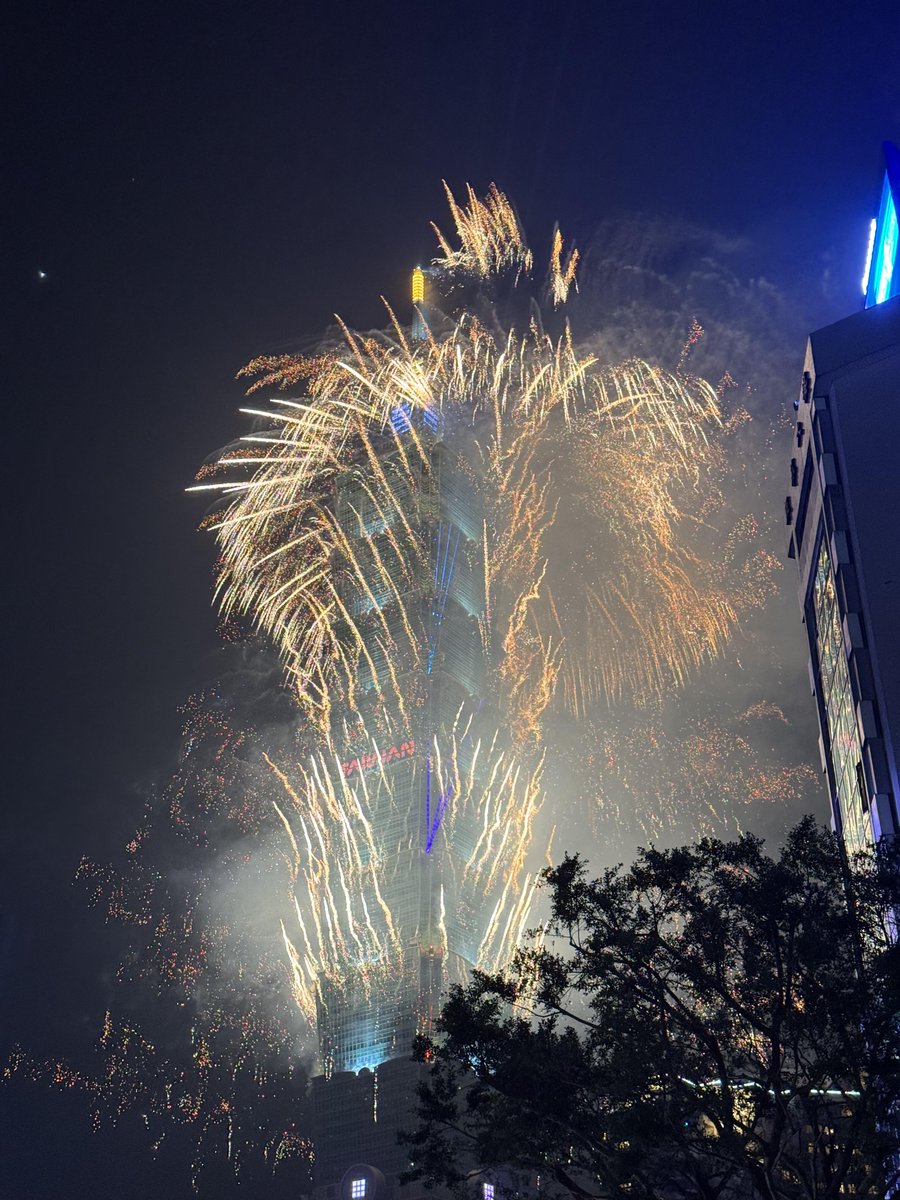 2025年もたくさんの幸せと笑顔でいっぱいの一年にしよう！🎊