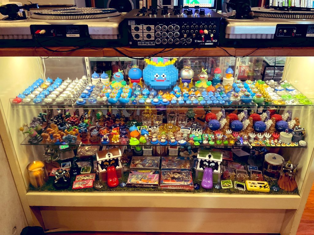 ieslo_panda's tweet photo. あけまして
おめでとうございます！😃

子どものころ・・
ファミコンを買ってもらえず笑😂

“好きな物に囲まれた暮らし”
に憧れ！！

勇気を持って歩めたことは！
みなさまのおかげです！

本年もご指導ご鞭撻のほど
よろしくお願いします！🌱

#コレクション部屋
#レトロゲーム部屋
#家スロ https://t.co/9L4dFnhp7H
