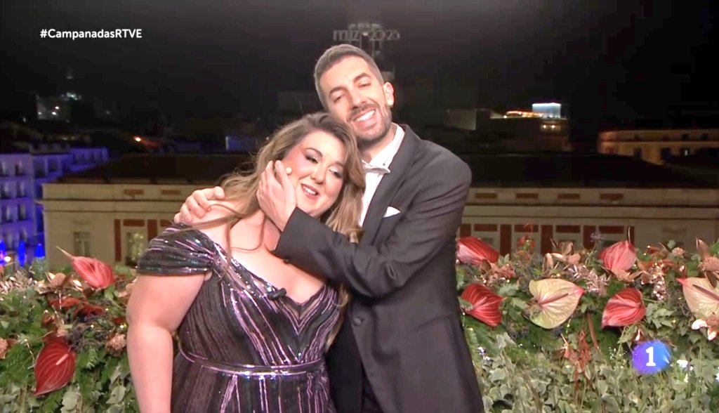 LA ESPAÑA QUE MOLA👏
Empezar el año 2025 con el mejor humor, acordándote de Valencia, de los jornaleros de Jaén, reivindicando el derecho a la vivienda,la tele pública, la España plurinacional y el respeto a la diferencia. 
ESTO SÍ ES LIBERTAD
Mi aplauso a #Lalachus y #Broncano .