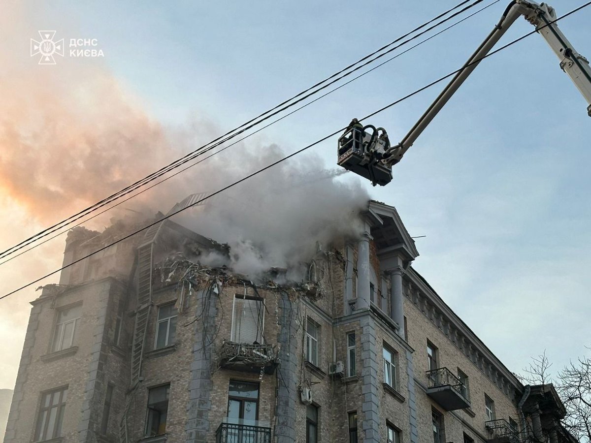 United24media's tweet photo. 🔴 Russian forces attacked Kyiv with attack drones overnight.

Preliminarily, at least six people were injured, according to Kyiv City Council.

📷: SESU https://t.co/Wk2TevHBQD
