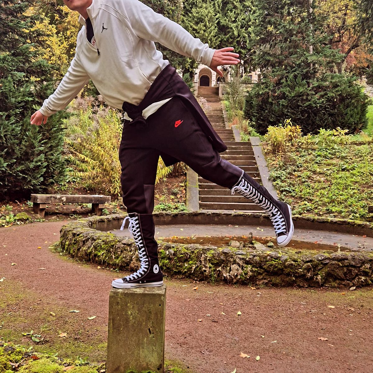 TPL301's tweet photo. #converse #converseknee https://t.co/edYWRM1wUs
