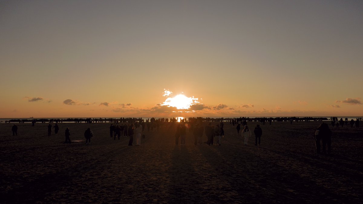 mi_mi_mi_mi65's tweet photo. 今朝、荒浜の初日の出
家族に連れられて

1000人くらい、浜辺に集まって、みんな寒い寒いといいながら、静かに御来光を待っていた

中高生が、薄着で自転車で集まっていてよかった
家から結構遠いはず、そりゃ寒い

明らんでくると、震災遺構の荒浜小学校や、住宅基礎も照らされてくる
大きな移ろいの間で照らされるよう