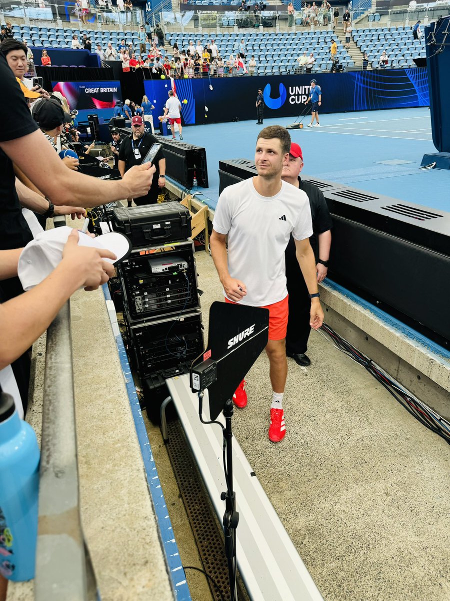 eNectere's tweet photo. Hubi stayed after doubles to greet everyone in this long line, so generous!! 🥹😍🤩 (I feel like I’m still in shock 🤯) #UnitedCup #TeamPoland #Hurkacz https://t.co/7YK0UkCKLv