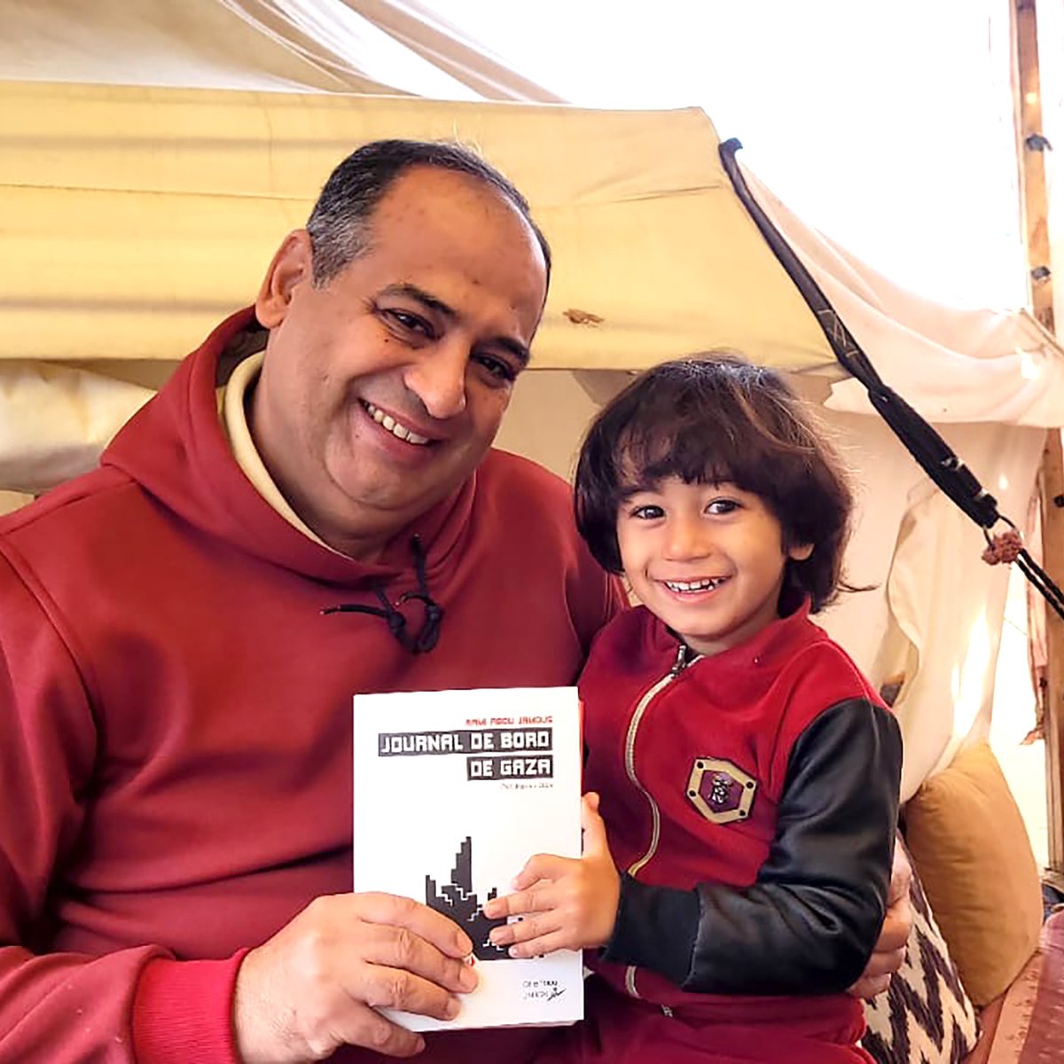 Pour notre premier post de l'année, toutes nos pensées vont à Rami et Walid, et à leur famille.

Que 2025 apporte enfin la paix et la justice au peuple palestinien.

[Photo prise en novembre, devant leur tente, à Deir el-Balah]

<a href="/OrientXXI/">ORIENT XXI</a>