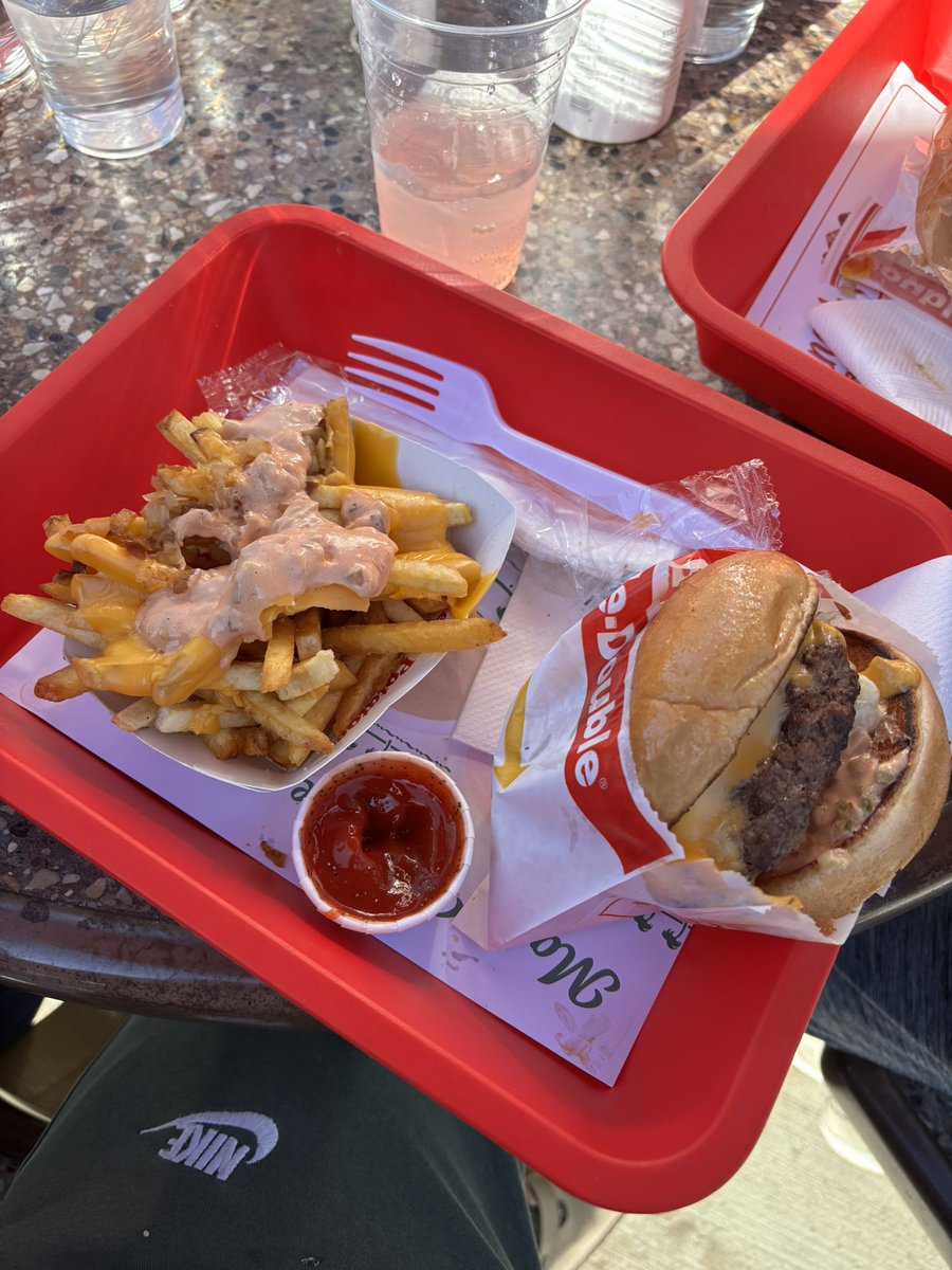 aT0Mic_b0mb's tweet image. In-n-Out stop #2 @rosebowlgame I will be inside you soon #goingrogue 🌹