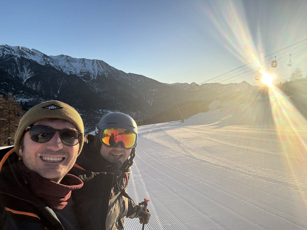 albisinnidoc's tweet image. No better way to begin 2025! #serrechevalier #sunrise #brothersinarms