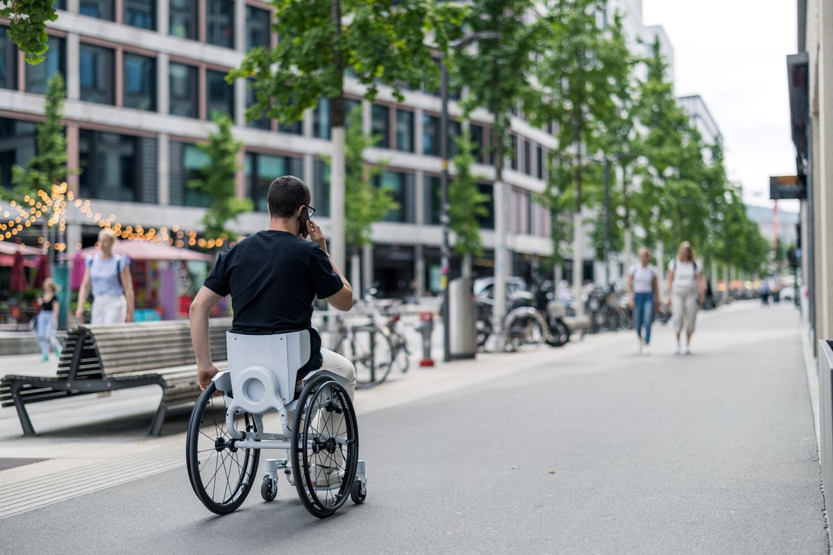 Rolstoelgebruikers hebben regelmatig last van pijnlijke schouders. Een rolstoel die met de rug te besturen is, kan dat leed misschien voorkomen. deingenieur.nl/artikelen/rols…