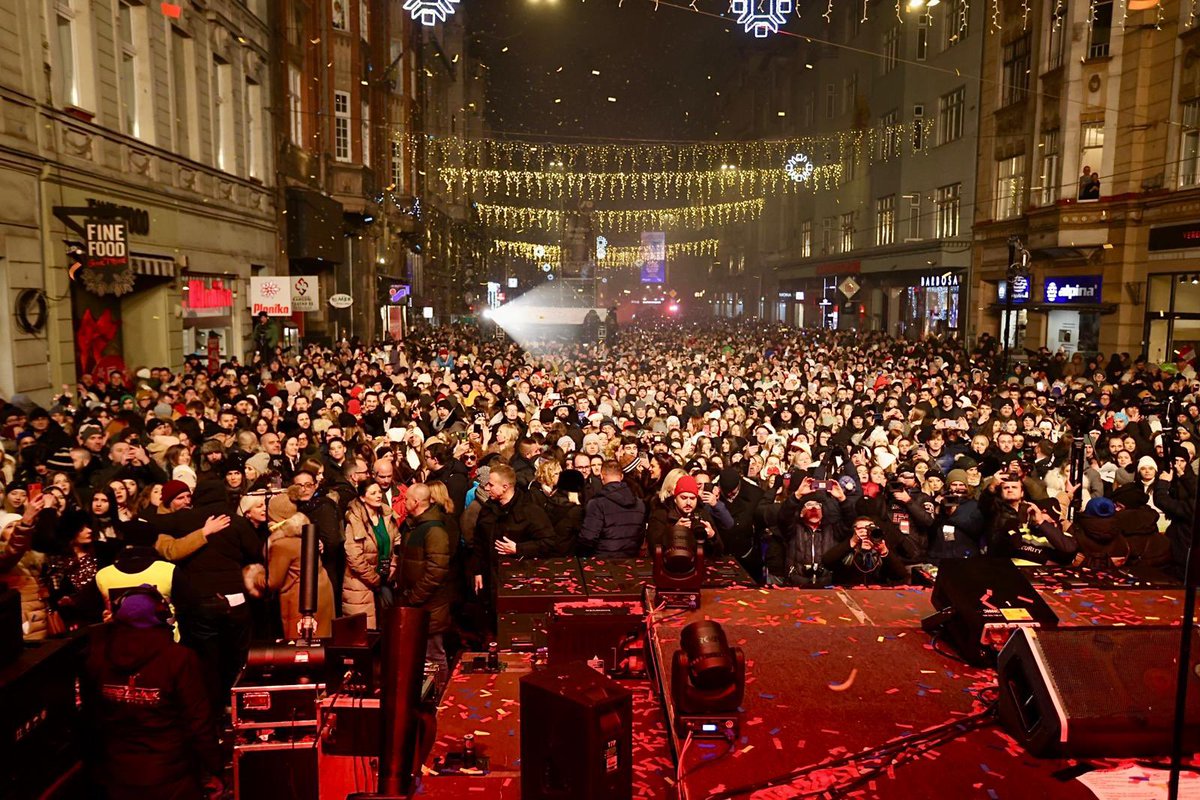 BenjaminaKaric's tweet image. Oboreni svi rekordi posjećenosti Titove ulice!

Spektakularnom dočeku Nove 2025. godine u Sarajevu prisustvovalo više od 55.000 ljudi! 

Vrijedilo je!
