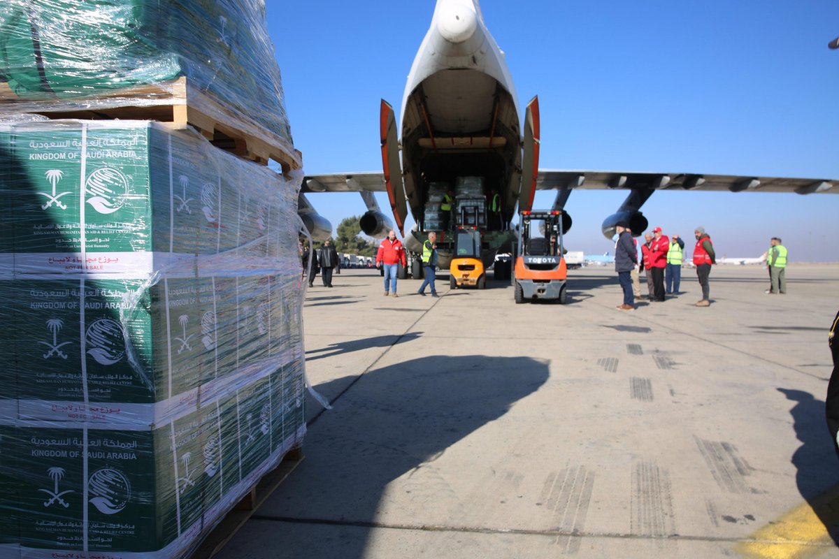 وصول الطائرة الإغاثية السعودية الأولى من الجسر الجوي السعودي الذي يسيره #مركز_الملك_سلمان_للإغاثة لمساعدة الشعب السوري الشقيق